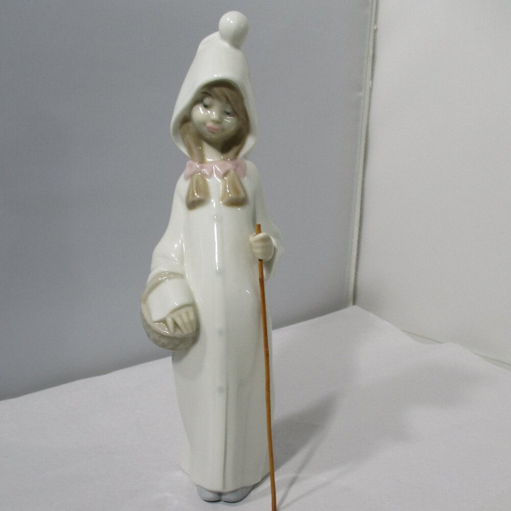 Vintage Lladro Pottery  Young Girl with Basket Figurine Figure Made In Spain